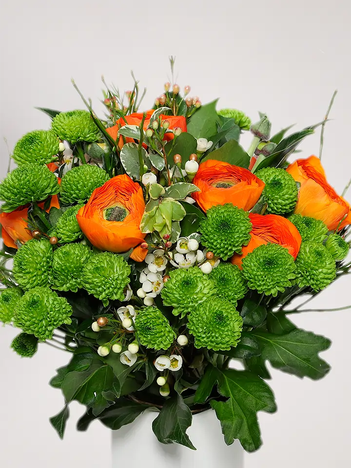 Bouquet ranuncoli arancio e santini verdi close up